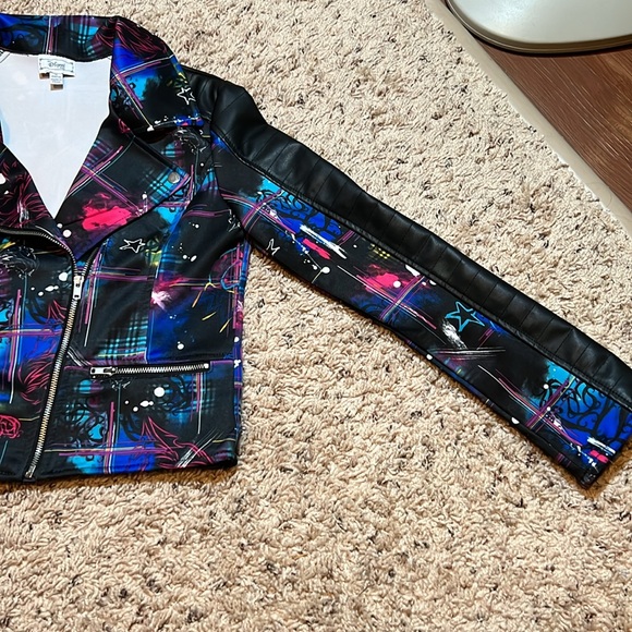 D Signed Disney Girls Moto Jacket Sz M 10/12 Descendants 2 Graffiti Zip Black - Picture 4 of 14